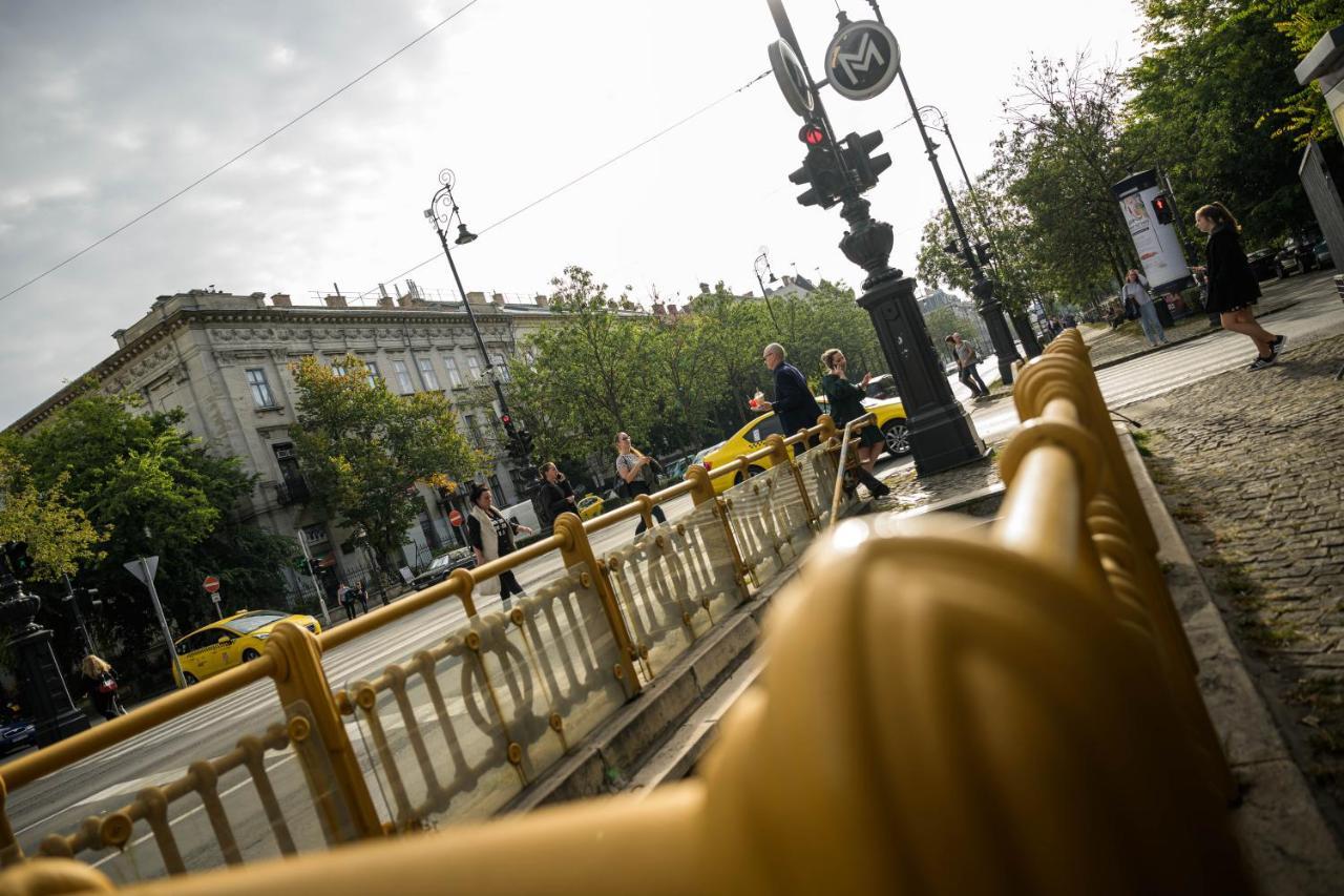 Best Seasons La Famiglia Budapest Bagian luar foto