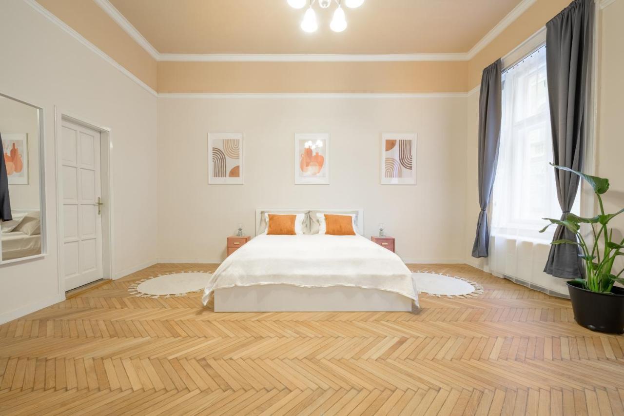 Best Seasons La Famiglia Budapest Bagian luar foto