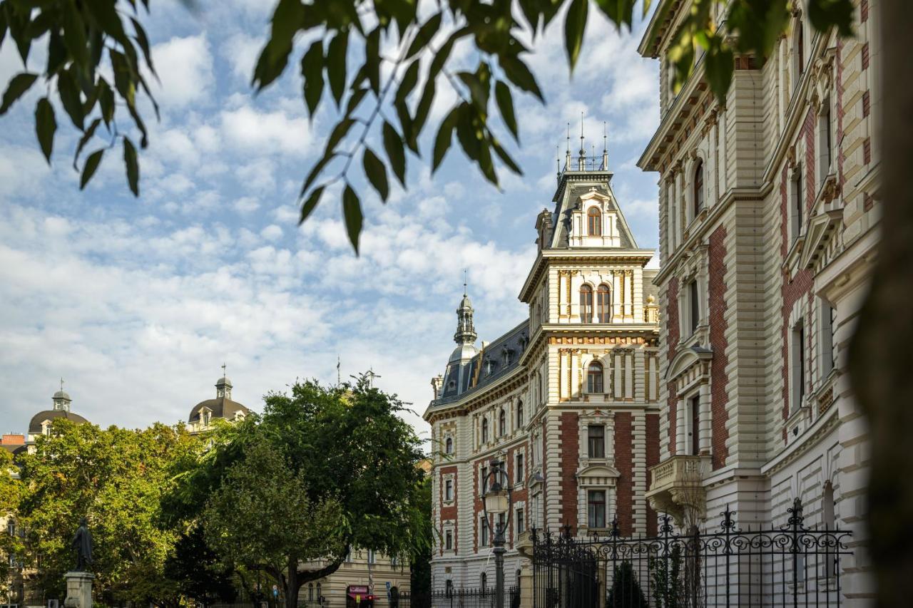 Best Seasons La Famiglia Budapest Bagian luar foto